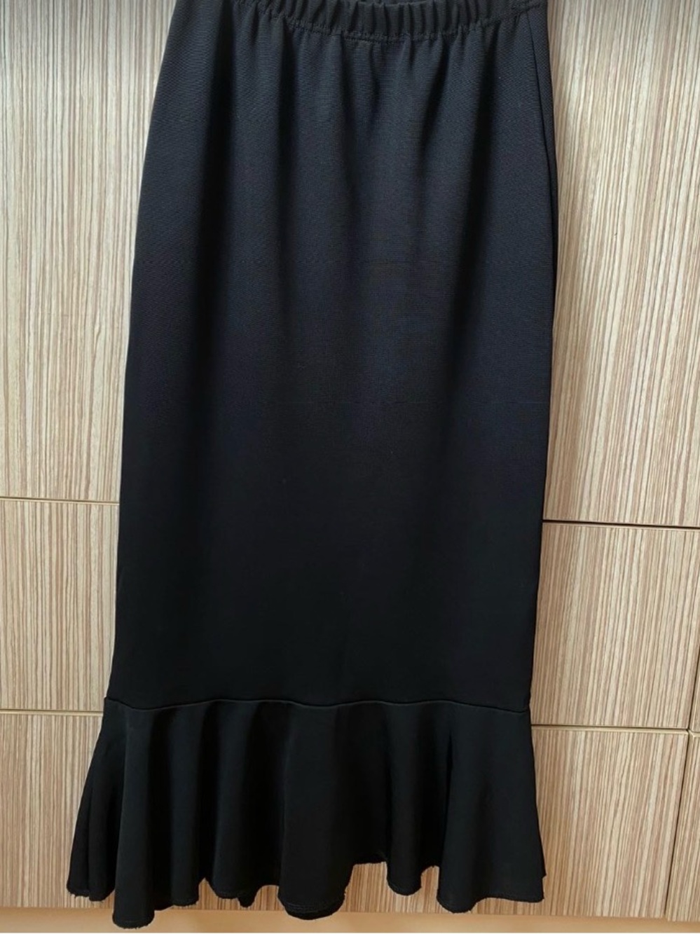 Black Ruffle-Hem Women's Skirt - Classic Pull-On Style